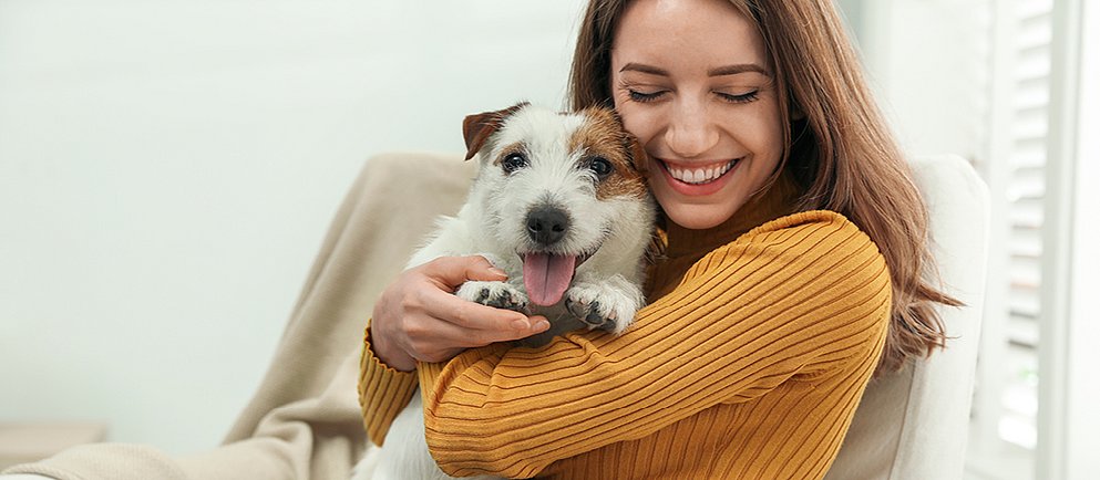 Eine Frau mit ihrem Hund